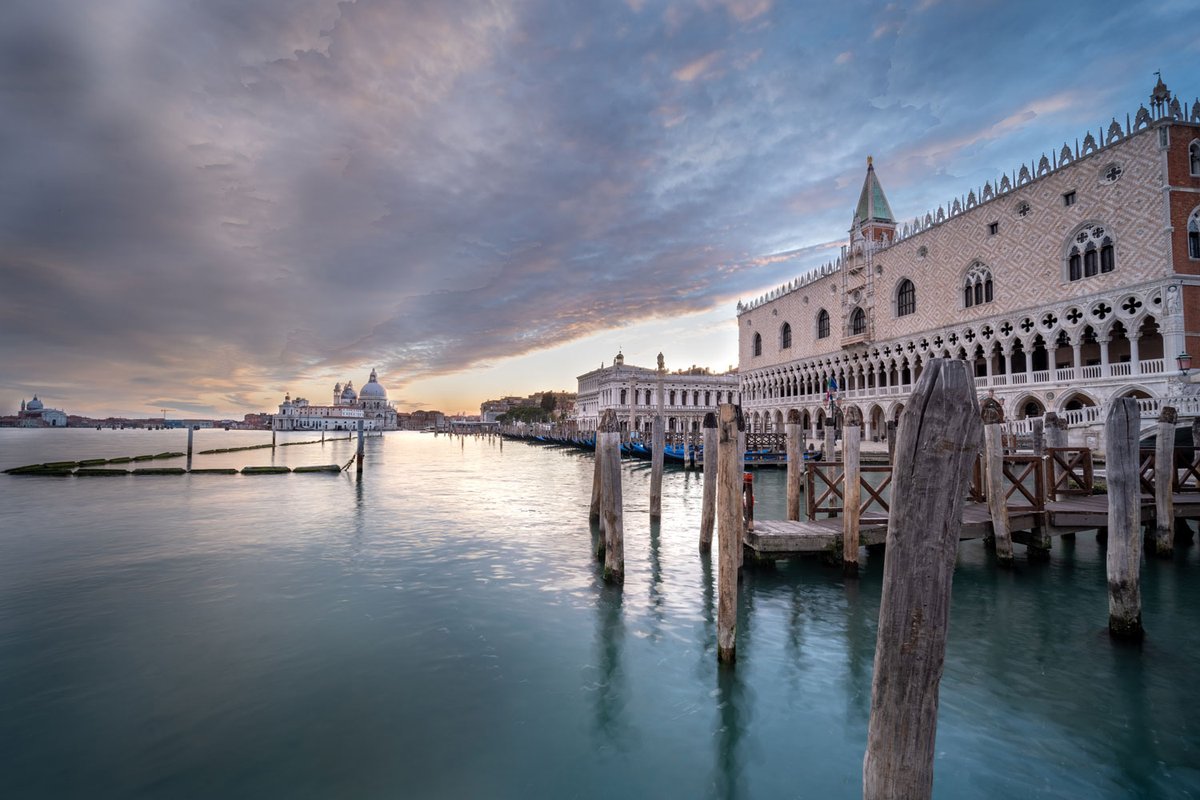 isoplamsrl's tweet photo. Da 1600 anni la bellezza incantata di Venezia ispira artisti, poeti e persone di tutto il mondo!
Con il nostro intervento presso il famoso Hotel Saturnia &amp; International, abbiamo avuto la possibilità di goderci la magnifica vista di questa storica città! 
#Venezia1600 #isoplam https://t.co/4edmSUXmdR