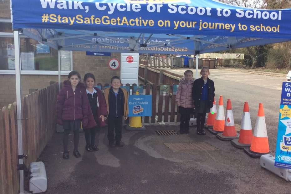 TeamModeshift's tweet photo. Despite working hard to support pupils in getting active on the school run, @Murrow_Primary faced challenges with parking issues and high levels of traffic. The solution? A #StaySafeGetActive #WalkingBubble to provide a safe space around the gates π https://t.co/3i9ijwWS0g https://t.co/GyV2esWhEQ
