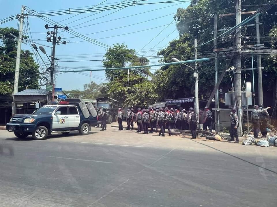 IrrawaddyNews's tweet photo. At least three civilians were injured when the security forces opened fire on wards in Yangon’s Thingangyun Township following a crackdown on anti-regime protesters. Police and soldiers broke into houses to detain the protesters, according to local residents. (Photo: CJ) https://t.co/rzqhRIsrpW