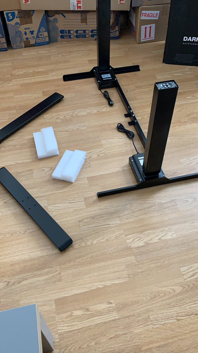 KazarMr's tweet photo. Aïe aïe aïe !!! Le standing Desk que j’ai depuis plus de 2 mois 🤣🤣🤣 enfin en montage 😎 #streamfr #standingdesk #sanodesk #twitchfr https://t.co/r3bpuglsCs