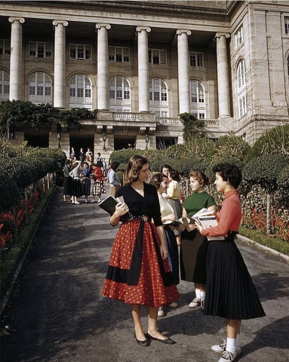 1950 Robert Kolej. Prova çıkışı opera sanatçıları. Hayaller 1950 Türkiye’si gerçekler 2021.