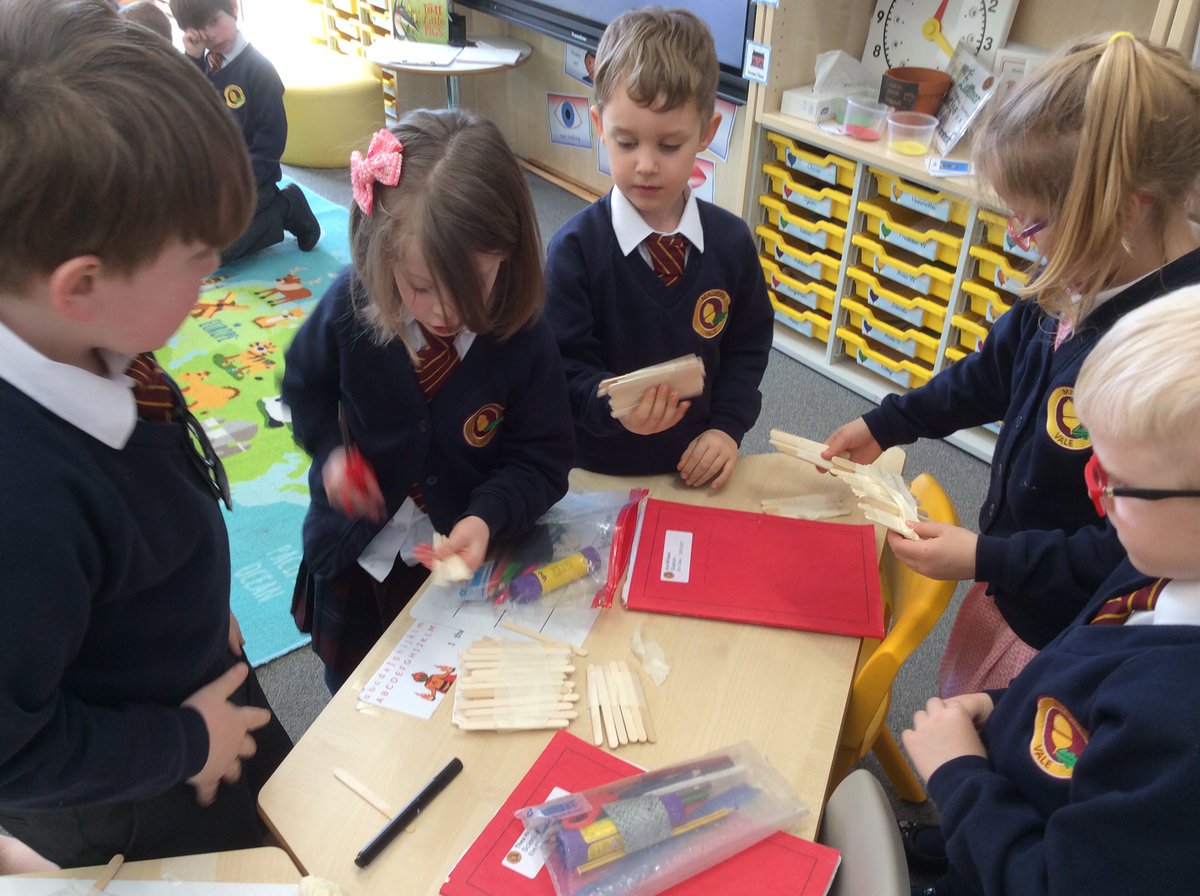 🐖🏠Which material is best for building a house for the three little pigs? Excellent team work and problem solving today!🏠🐖