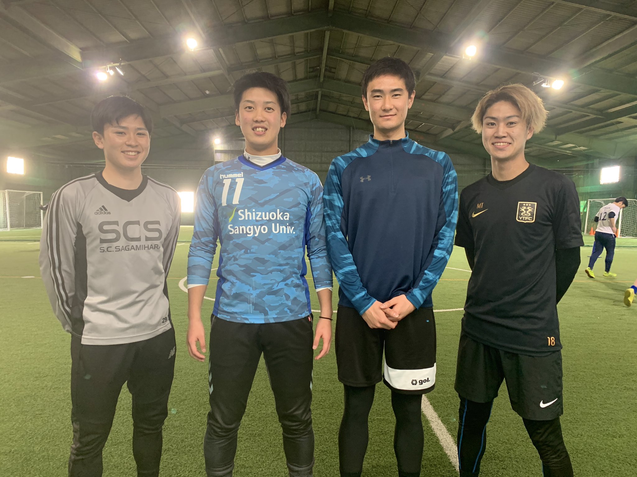 て っ し ー そんなわけでユースのobからは4人がクラブ創設メンバーとなった 正輝と翼はsc相模原ユースに引き続き 社会人チームでも初代の選手となる 左から古山正輝 鈴木翼 高橋仰 田邉道人 県3部からのスタート どこまで勝ち上がれるのか