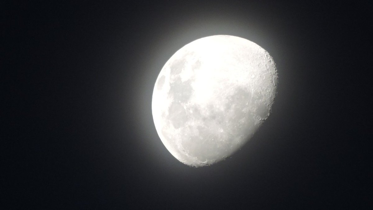 jacquesaraiva's tweet photo. Olha como a Lua estava linda noite passada. Minha foto 😊❤️🌓 #quartocrescente https://t.co/uqynbI0liG
