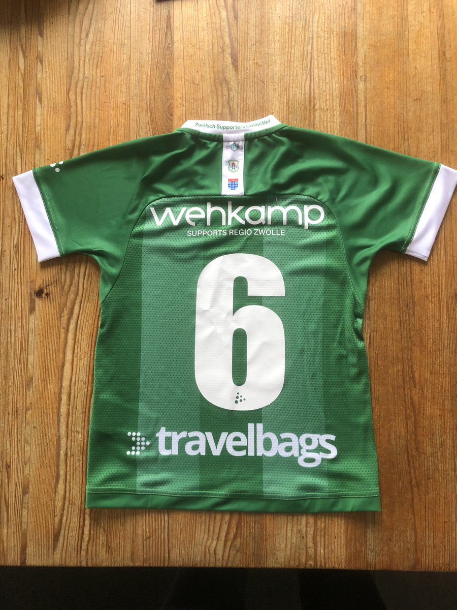 Precies op de dag, dat onze #kleinzoon voor het eerst volop #lacht, wordt het #PECZwolle #shirtje voor hem, geschonken door #DeParelVanPEC, bezorgd.
Uiteraard met #rugnummer6
<a href="/MustafaSaymak/">Mustafa</a> hartstikke bedankt namens ons allemaal!
#DPVP #historischshirt