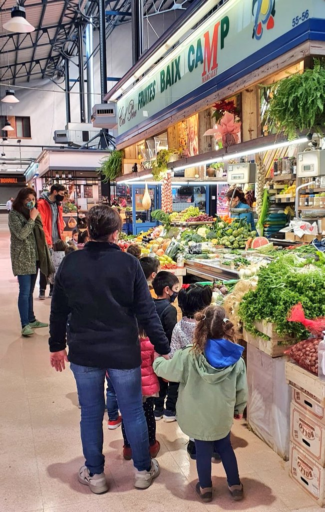MercatsdeReus's tweet photo. Escoles que venen a descobrir tots els productes frescos del #mercat 😊🥓🥩🧀🍅🍏🥦🦑🐟🥚
Aquesta setmana els alumnes de P3, P4 i P5 de l'escola @EscPratdelariba han visitat el Mercat Central #reus #mercatsdereus #reuseduca https://t.co/3X5rc1VDSP