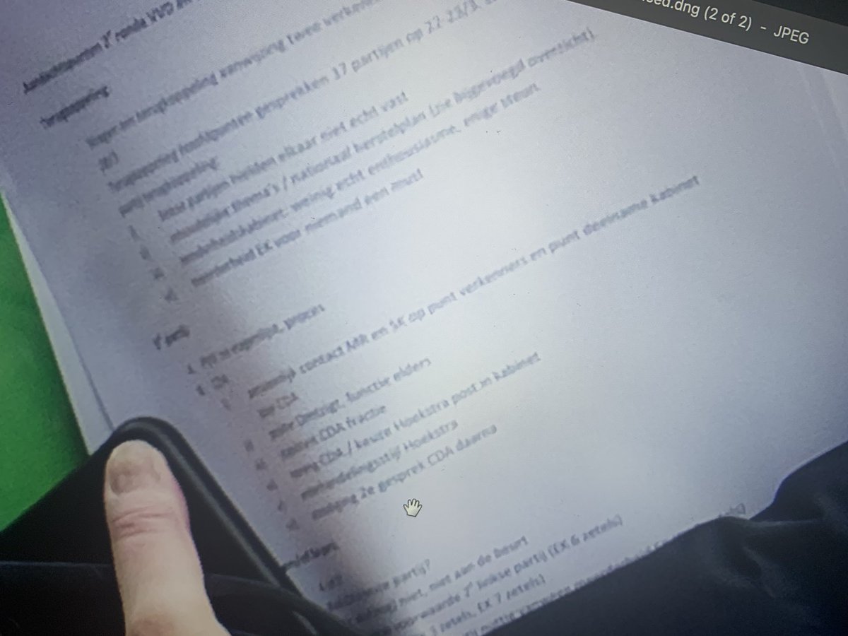 Explosief: verkenner Ollongren hield formatiedocument bij het weg gaan open en bloot naar fotografen gekeerd.