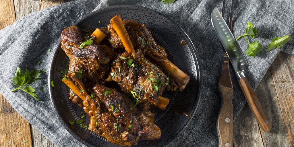 macuisine_bath's tweet photo. Our slow cooked lamb shanks are a family favourite in our household. Simmered in a rich, Bourguignon red wine sauce, the meat just slides off the bone! Available for takeaway this weekend
#backingbath #ThePigGuide #totalguidetobath #BATHEATS #thebathindependent #lambshank https://t.co/ZiP75c5PKT