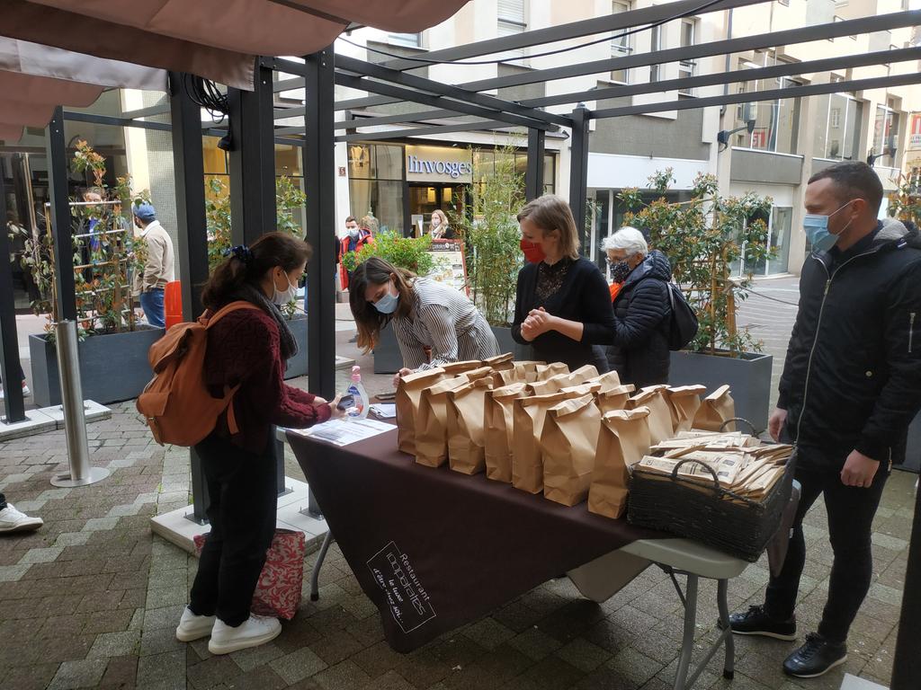 Distribution de repas aux étudiants messins  avec le restaurant 100 patates de Metz et #harmoniemutuelle #solidaritéétudiants #AvanconsCollectif