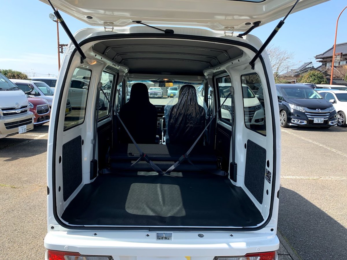 daitokucar1's tweet photo. ハイゼットカーゴの届出済未使用車入荷しました💁‍♂️
色は白、他にシルバー2台あります🚗
令和2年式でLEDヘッドライト、キーレス、両側スライドドア付で車両本体価格は108.8万円✨
お仕事用に、遊びのベースに最適な1台ですよ🙆‍♂️ https://t.co/witcoJjstR