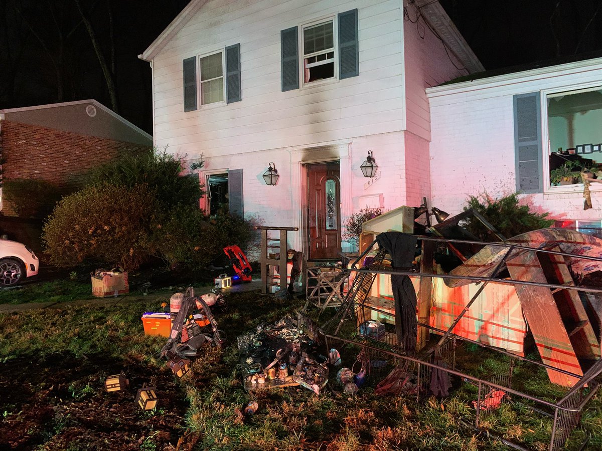 mcfrsPIO's tweet photo. Update (~445a) 600blk Nelson St, Rockville, 2-sty house, fire in 1st floor bedroom, Cause- lit candle prior to going to bed, Damage ~$20K, smoke alarm activated, no injuries, 1 family displaced (being assisted by Red Cross) https://t.co/ZHq9IGJhmS