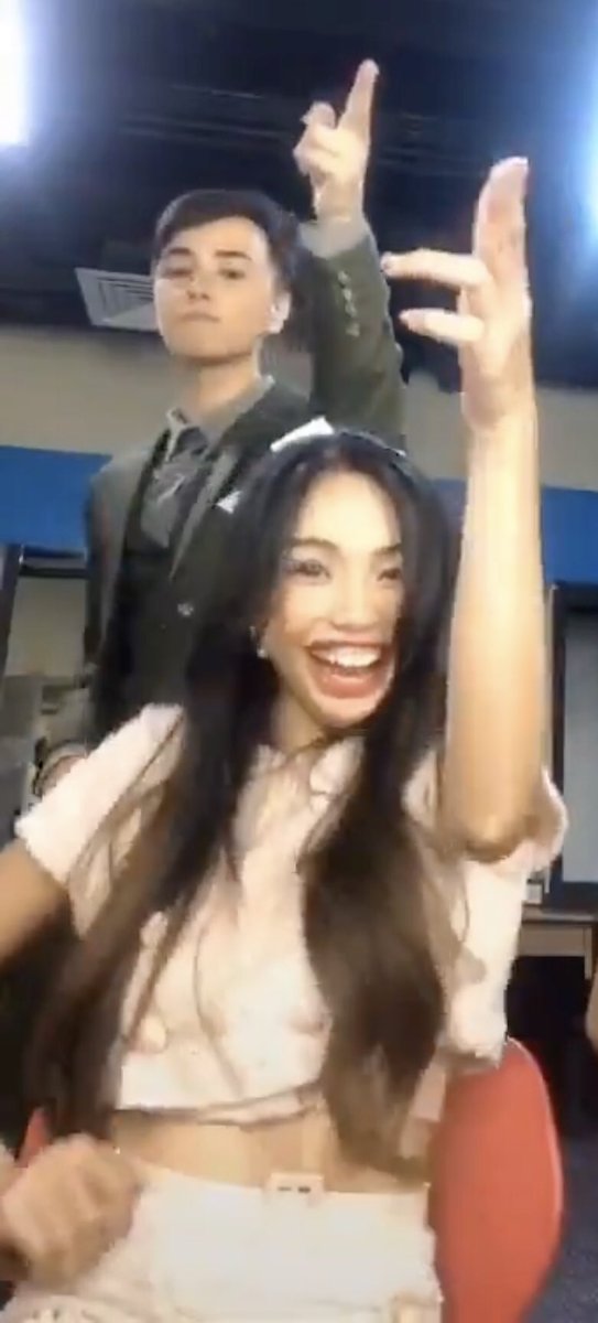 Bingkay84's tweet photo. Kapitbahay be like: Di na sila magkasama kahit offcam dahil sa ginawa ni panot!

Me be like: kaboom!

MARSO KILIG MAYWARD

#MayWard
@maymayentrata07 @Barber_Edward_ https://t.co/xbdMpOLuvh
