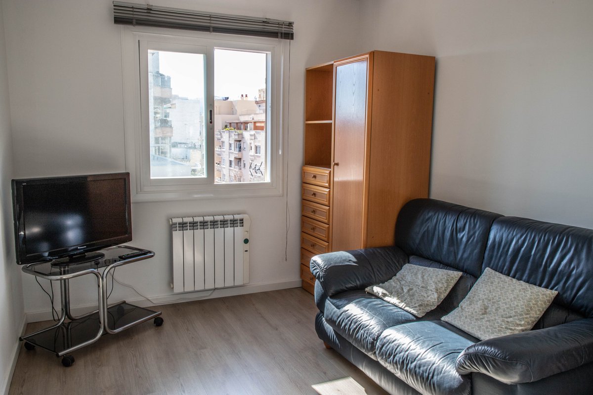 MiozziSimone's tweet photo. ⭐ Ocasión---> 290.000€
------------------------------------------------------

Se vende piso totalmente REFORMADO (a ESTRENAR) en Plaza Madrid.

- 112 m2;
- 3 dormitorios; 
- 2 baños;
- cocina independiente;
 -terraza de 10 m2. 

📞623 02 28 09
#ocasion #estrenar #enventa  #red https://t.co/TeJXYhKJ4v