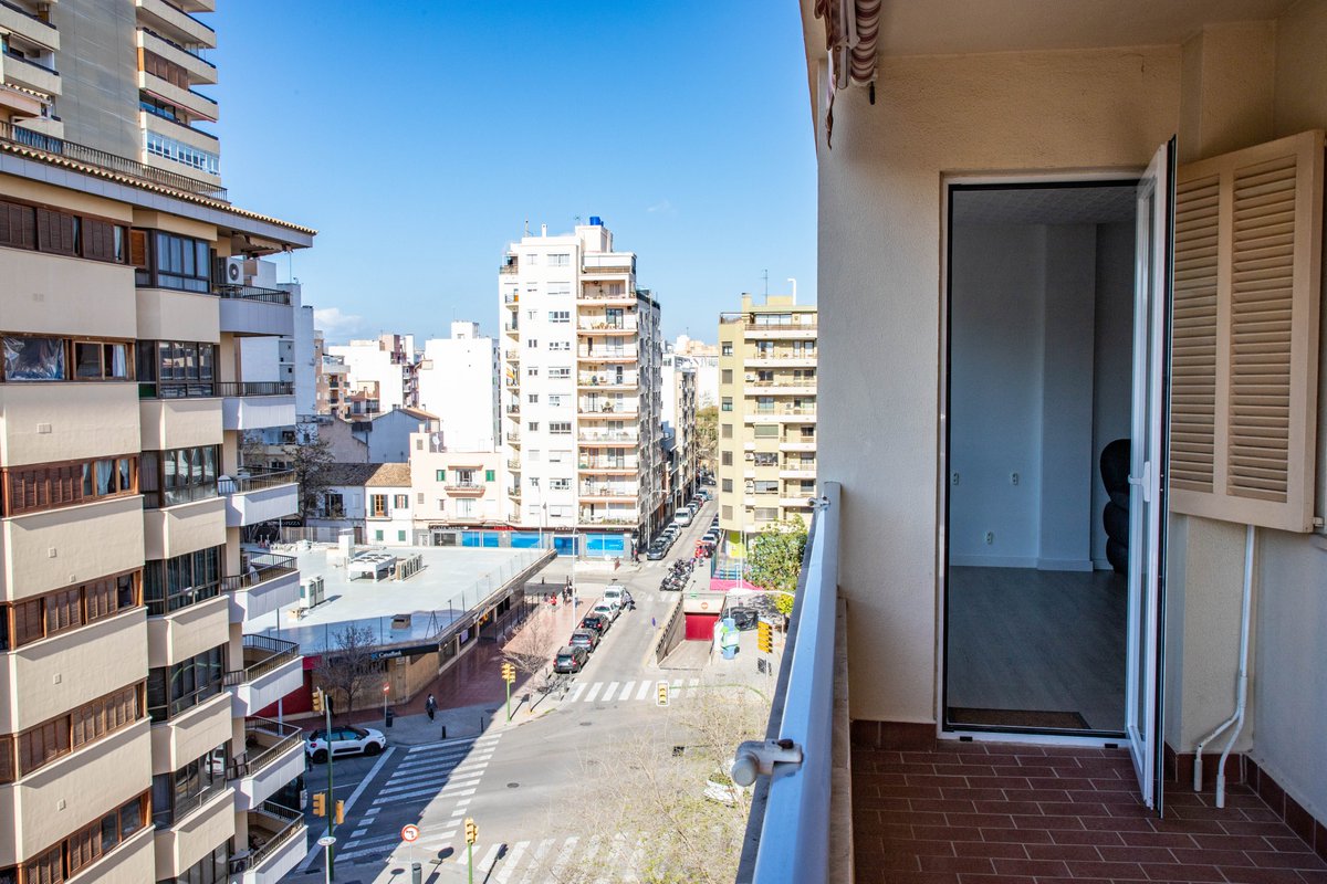 MiozziSimone's tweet photo. ⭐ Ocasión---> 290.000€
------------------------------------------------------

Se vende piso totalmente REFORMADO (a ESTRENAR) en Plaza Madrid.

- 112 m2;
- 3 dormitorios; 
- 2 baños;
- cocina independiente;
 -terraza de 10 m2. 

📞623 02 28 09
#ocasion #estrenar #enventa  #red https://t.co/TeJXYhKJ4v