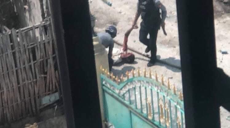 nslwin's tweet photo. Taunggyi, Shan State:

• at least 4 civilians shot dead by Terrorists (#Myanmar security forces) and the bodies were dragged away. 

#WhatsHappeningInMyanmar #MilkTeaAlliance #Mar25Coup https://t.co/lbKtchk2ip