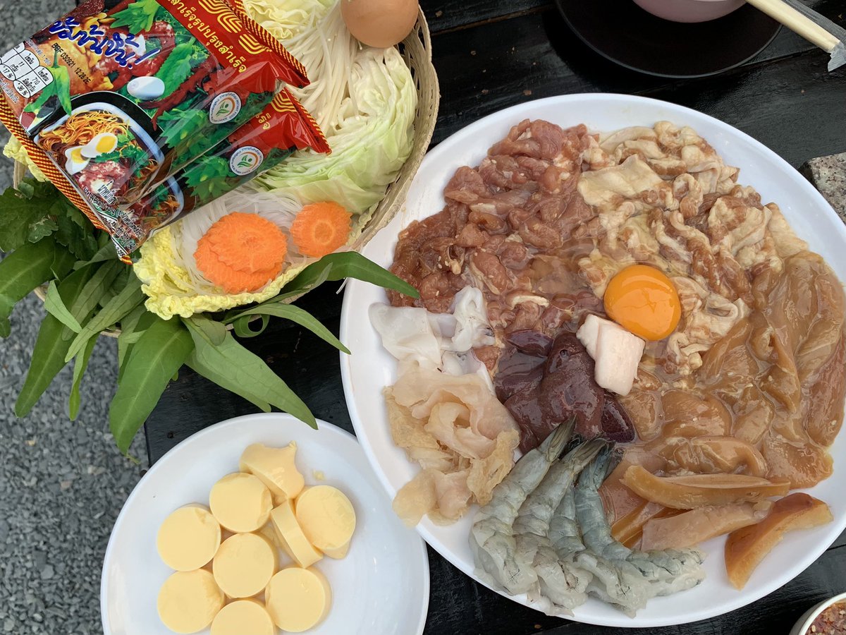 viewwrs's tweet photo. ในที่สุดก็ได้มากิน “อารียา หมูกระทะ”🍲🐷 เล็งไว้นานละ กระทะใหญ่มาก สั่งชุดใหญ่599฿แล้วก็แอดของเพิ่มนิดหน่อย กิน3คนคืออิ่มเลย อาหารสด อร่อยดี ร้านเทสในการเป���ดเพลงดี ชอบ! 
✨เราเดินมาจากBtsอารีย์ไกลอยู่ แนะนำนั่งตุ๊กๆจากปากซอยอารีย์เข้ามาดีกว่า
#อร่อยบอกต่อ @aroii https://t.co/T09npeVzVL