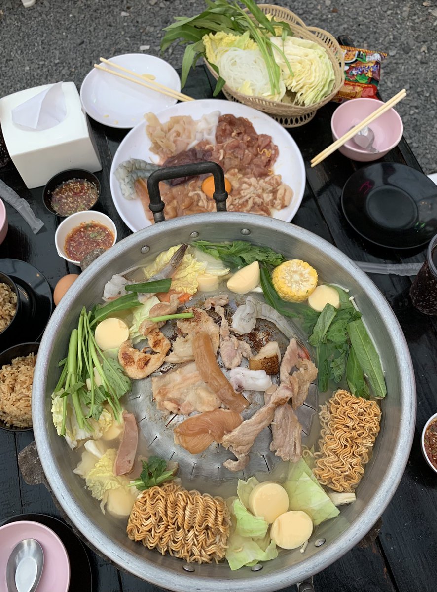 viewwrs's tweet photo. ในที่สุดก็ได้มากิน “อารียา หมูกระทะ”🍲🐷 เล็งไว้นานละ กระทะใหญ่มาก สั่งชุดใหญ่599฿แล้วก็แอดของเพิ่มนิดหน่อย กิน3คนคืออิ่มเลย อาหารสด อร่อยดี ร้านเทสในการเป���ดเพลงดี ชอบ! 
✨เราเดินมาจากBtsอารีย์ไกลอยู่ แนะนำนั่งตุ๊กๆจากปากซอยอารีย์เข้ามาดีกว่า
#อร่อยบอกต่อ @aroii https://t.co/T09npeVzVL