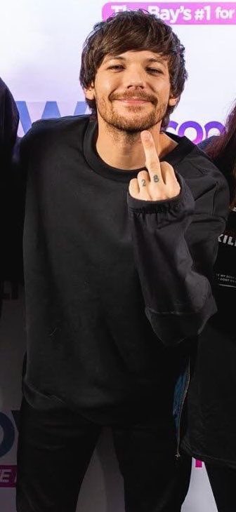 partiamonialler's tweet photo. io e louis sempre con il dito medio alzato https://t.co/LMoJW1Qm32