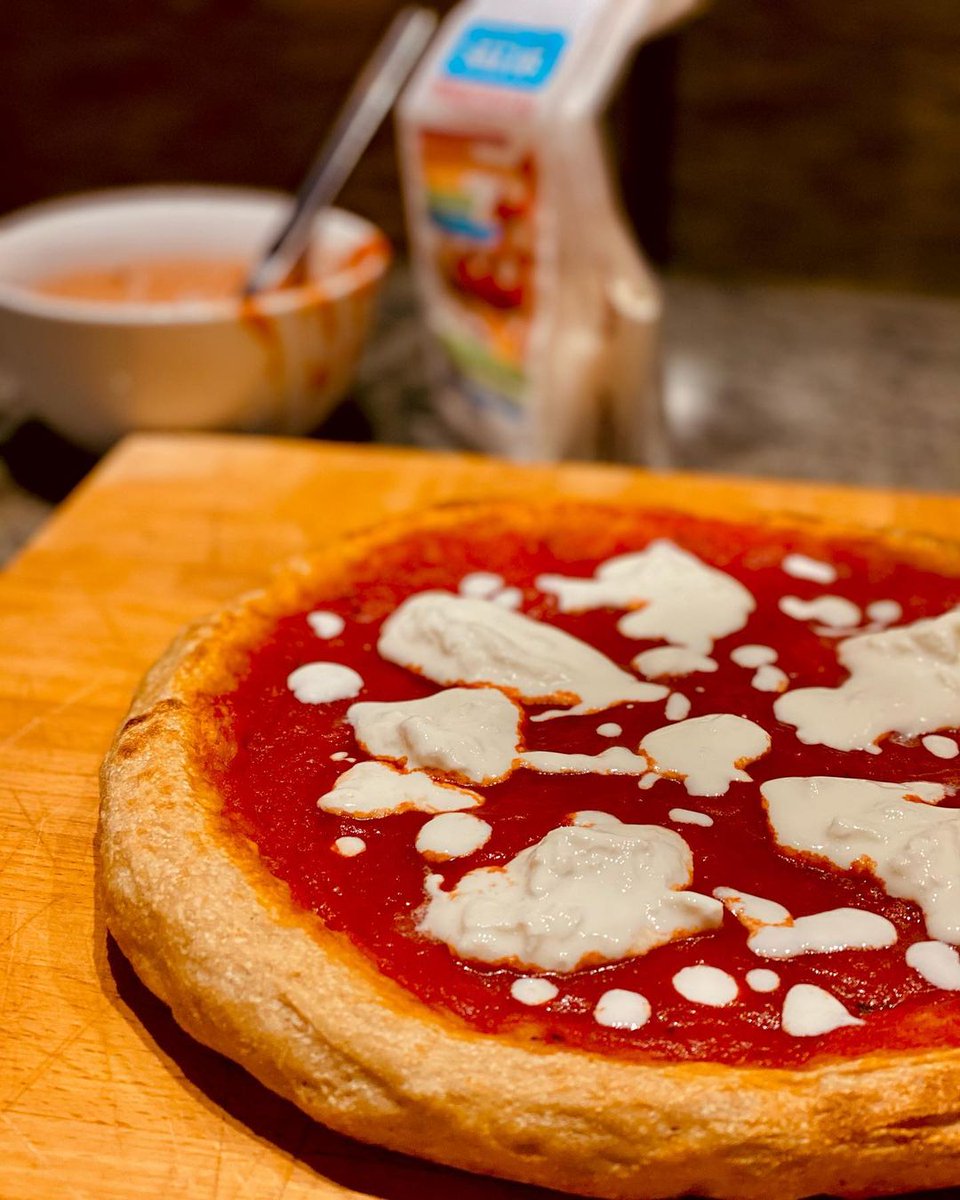 PaneSalus's tweet photo. Oggi ci concediamo la pizza🍕con impasto leggero e ricco di #proteine, a ridotto contenuto #calorico e a tasso ridotto di #carboidrati 💯#PizzaFunzionaleSalus preparata con il mix già pronto di @RuggeriFarine da @foodtaste_cm👉Trovi i prodotti #Salus su 📲 https://t.co/VRAdaJPQkG https://t.co/zUsrMuaoaZ