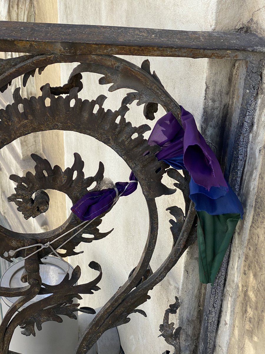 BeitlMatthias's tweet photo. offenbar wird es jetzt mode, regenbogenfahnen zu zerschneiden! klettert woanders und macht das einfach nicht. #volkskundemuseumwien #lgbtq #wirsindüberall https://t.co/mOE6Rtwhde