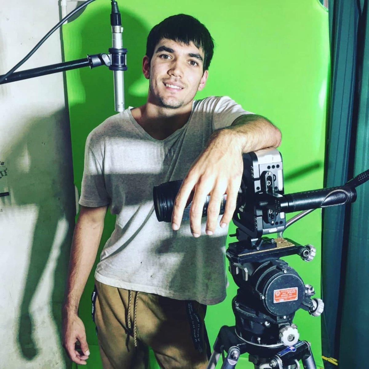 Newman_iMotion's tweet photo. Setting up a green screen for Daniel Newman to appear on our virtual set. Filming on Blackmagic Design Cinema Camera in RAW mode for maximum color control.

#virtualproduction #virtualphotographer #videography #colorgrading #visualeffects #compositing https://t.co/Z9yzrPBTM9