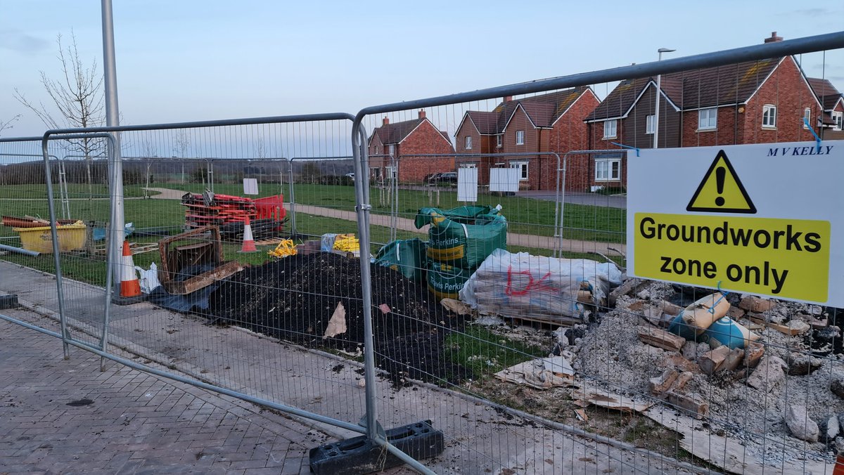 StuartMJackson1's tweet photo. @MVKellyltd Since you won't return my calls, can you please explain why your appointed contractor thinks it's acceptable to ruin a perfectly good green area (again) by leaving this disgrace, leaving the work incomplete and causing disruption for the residents (again). https://t.co/NnpKgSvsYn