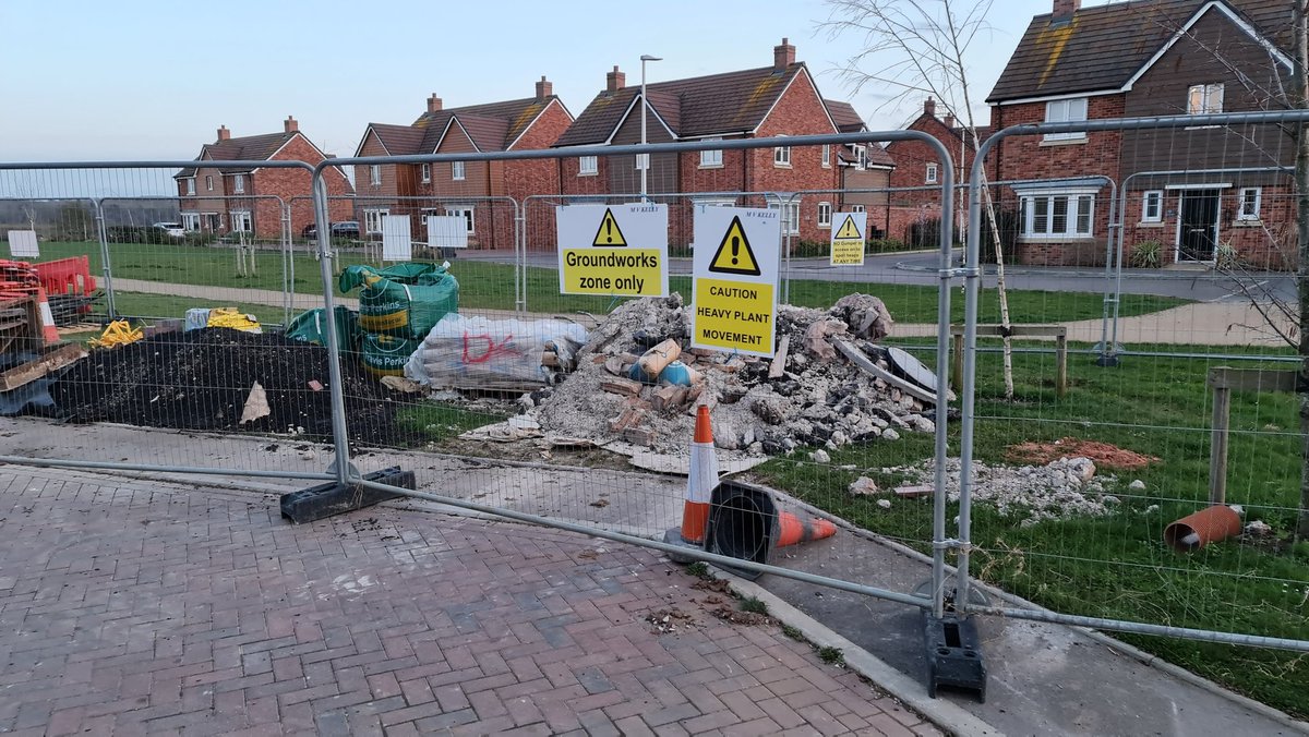 StuartMJackson1's tweet photo. @MVKellyltd Since you won't return my calls, can you please explain why your appointed contractor thinks it's acceptable to ruin a perfectly good green area (again) by leaving this disgrace, leaving the work incomplete and causing disruption for the residents (again). https://t.co/NnpKgSvsYn