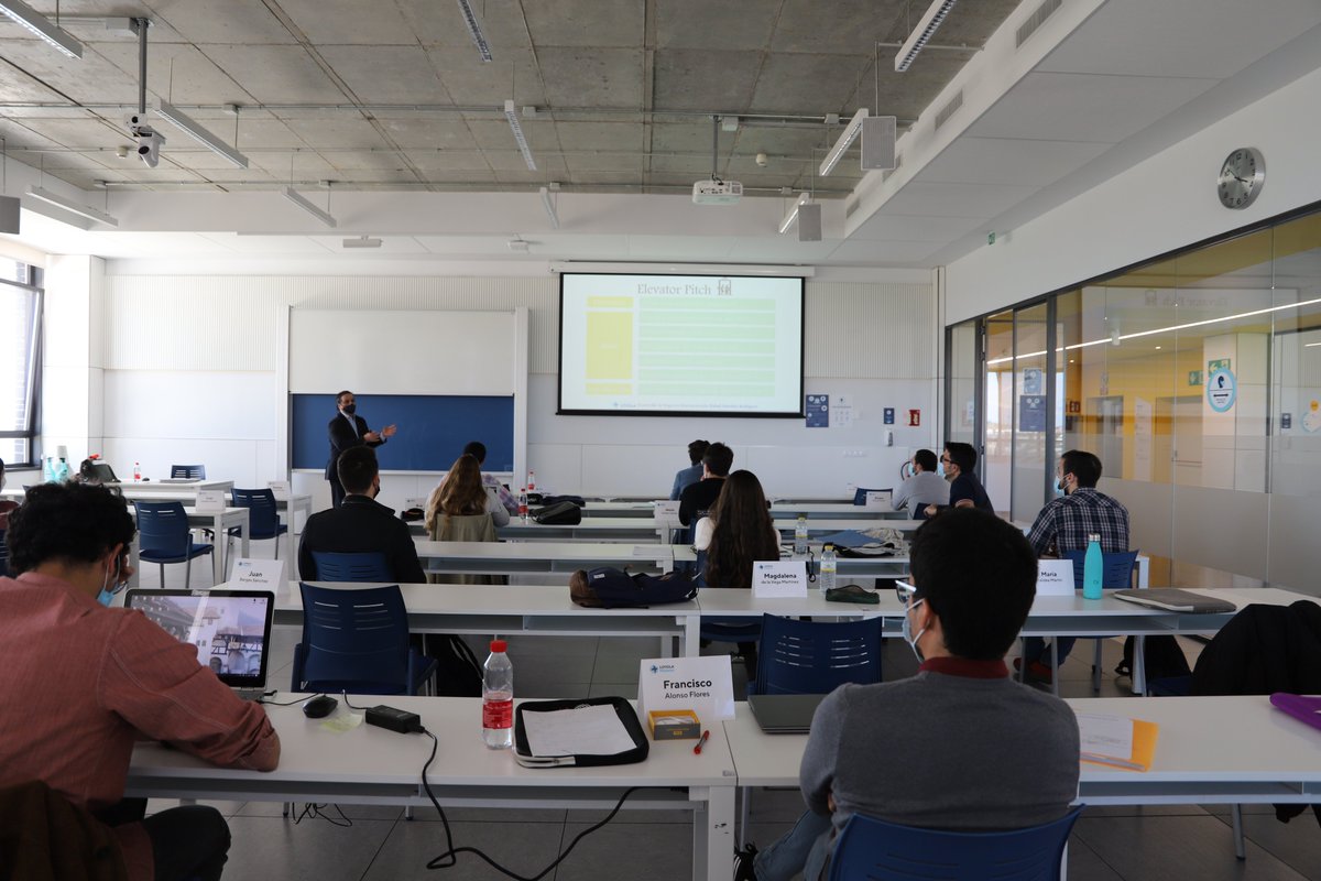 LoyolaMasteres's tweet photo. Rafael Morales, director de Desarrollo de Negocio en ABENGOA Energy (@Abengoa), ha impartido una masterclass sobre desarrollo de negocios internacionales al alumnado del Máster Universitario en Ingeniería Industrial (#MUIIND). #formacion #empleo #postgrado #master #jesuitas https://t.co/rFneHFm610