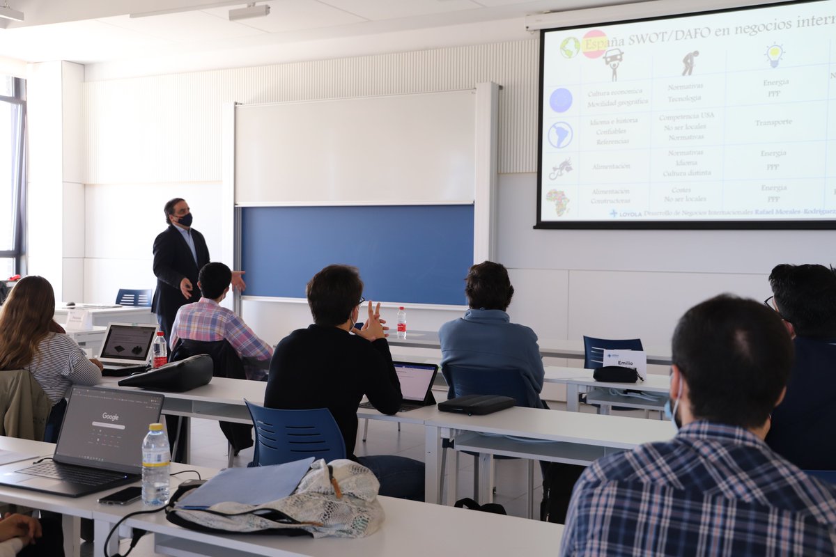 LoyolaMasteres's tweet photo. Rafael Morales, director de Desarrollo de Negocio en ABENGOA Energy (@Abengoa), ha impartido una masterclass sobre desarrollo de negocios internacionales al alumnado del Máster Universitario en Ingeniería Industrial (#MUIIND). #formacion #empleo #postgrado #master #jesuitas https://t.co/rFneHFm610