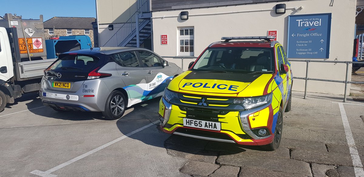 ios_cv's tweet image. Just off the freight ship and already the new #GOEVproject Leaf is making friends with another #V2G vehicle. #ElectricVehicles #FriendshipGoals @LEPCornwall_IoS @IoSCouncil @HitachiEurope #EuropeanFunding #GrowthDeals #scilly