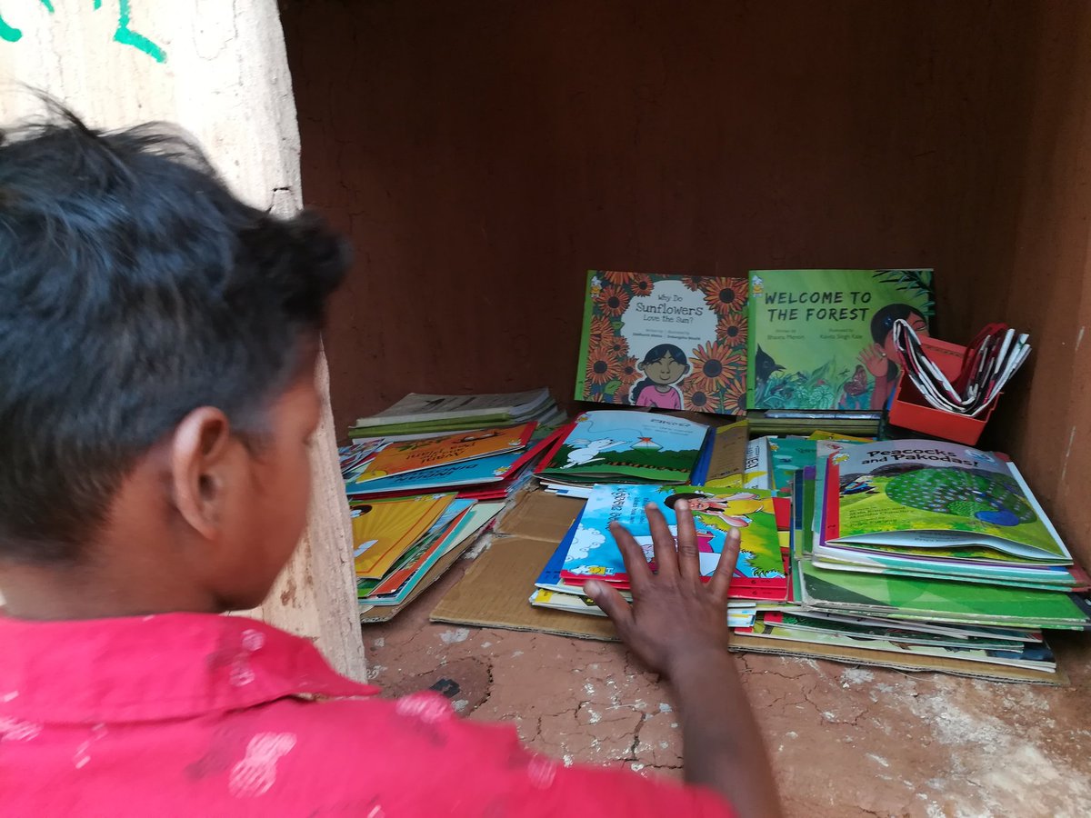 PranayManjari's tweet photo. When a small community library is constructed by the community, by using local materials n vernacular architecture skill; children of the community will definitely take the ownership to use the space, improvise it and sustain it. #CommunityLibrary #EdificeFoundation #Odisha https://t.co/NMEgAGLajn