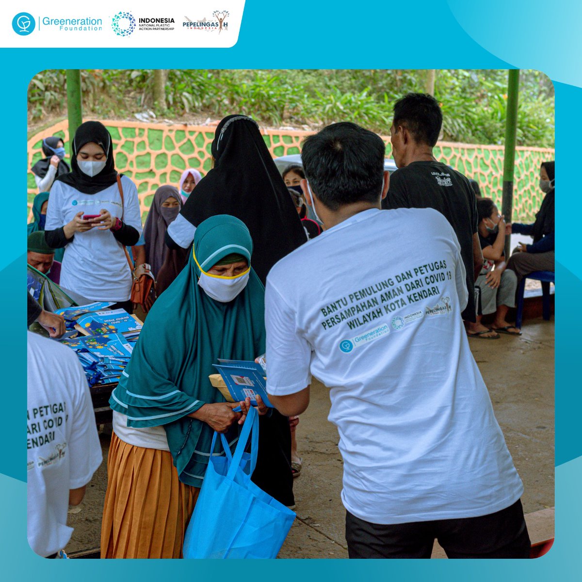 greenerationid's tweet image. #PROGRAMGF | Penyaluran Paket Bantuan Bantu Pemulung dan Petugas Persampahan Aman dari COVID-19 di Wilayah Kendari