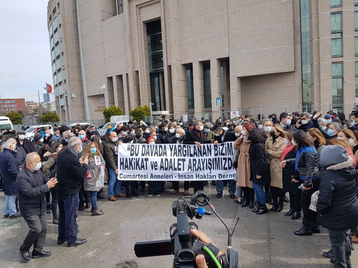 “Bu davada yargılanan bizim hakikat ve adalet arayışımızdır'

Yargılanan aslında gerçeklerdir.
Adaletin kendisidir.
Anayasal hakların gasp edilmesi kabul edilemez.

Dün olduğu gibi bugün de yanlarındayız, yarın da yanlarında olacağız.

#CumartesiAnneleriYargılanıyor