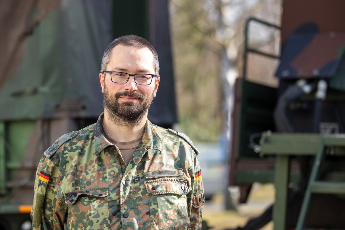 cirbw's tweet photo. #BMS #DigitalesGefechtsfeld
Oberstleutnant R. vom #ZSwKBw ist mit seinem Team für die Erprobung des #BattleManagementSystem|s verantwortlich. Damit soll die #Panzergrenadierbrigade37 bald die Zertifizierung für die #VJTF2023 bestreiten können. Mehr hier ▶️https://t.co/FX0hkozS5U https://t.co/qy0bwkfMyr