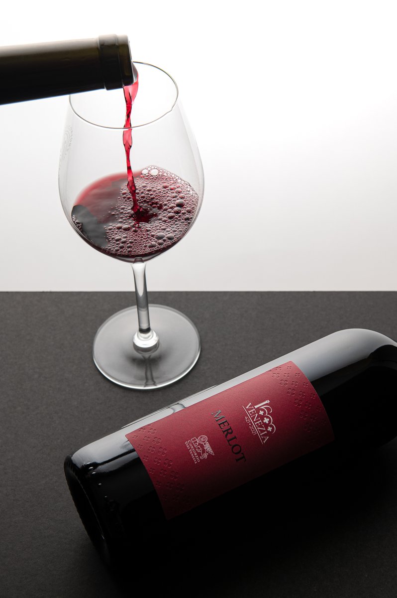 ViniVenezia's tweet photo. Il Consorzio Vini Venezia celebra i 1600 anni della Fondazione della Città di #Venezia dedicando il #VeneziaDOC #Merlot e tre itinerari per andare alla scoperta della Venezia del #vino più autentica.
https://t.co/gGZF2tHp6c
#Venezia1600 https://t.co/PPaH8pbwJA