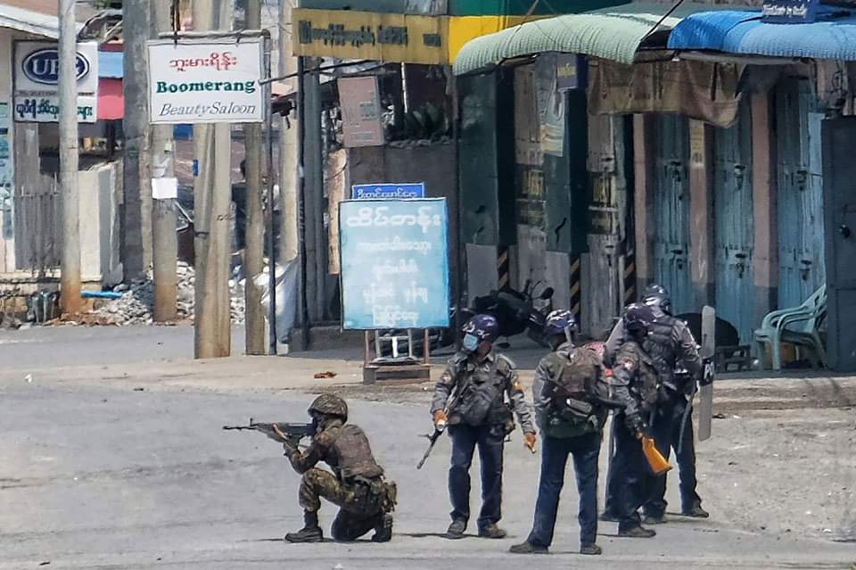 kevisn1's tweet photo. This photo taken on March 25, 2021 shows security forces holding weapons on a street in #Taunggyi in #Myanmar's Shan state, during a crackdown on protests against the military coup. Photo: AFP
#WhatsHappeningInMyanmar 
#SaveMyanmar 
#CrimesAgainstHumanity https://t.co/Y93mBibquk
