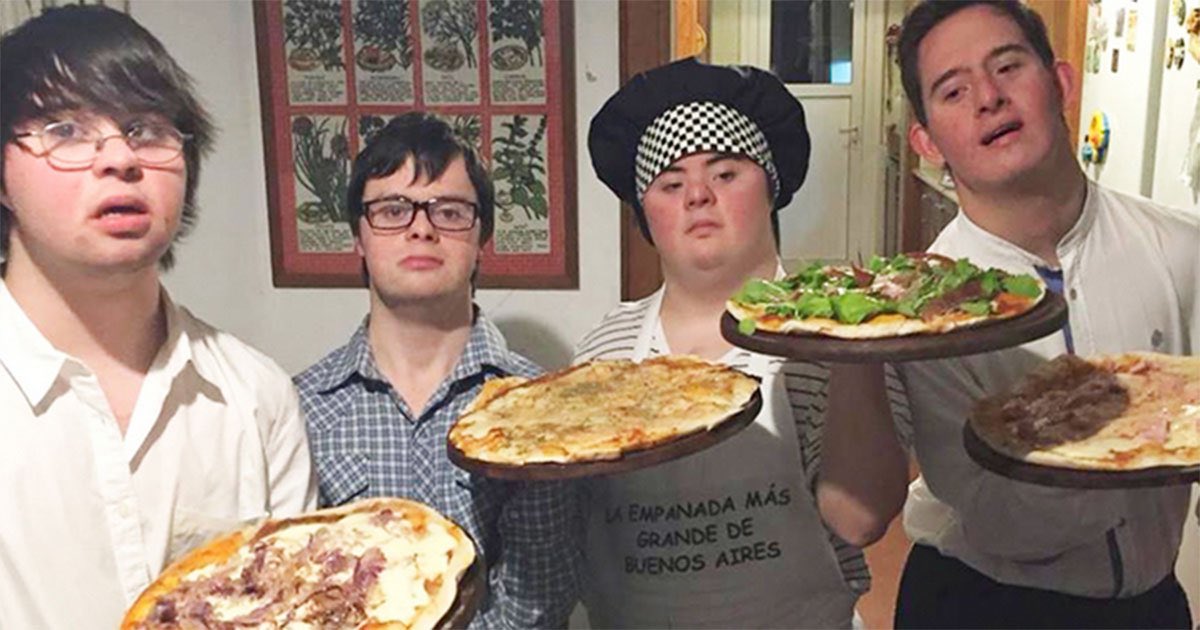 _jvsg_'s tweet photo. 👏👏👏 | Un grupo de amigos con Síndrome de Down abre una pizzería tras ser rechazados en otros trabajos.

https://t.co/IDaTr525Vc https://t.co/K2fu8Om9if