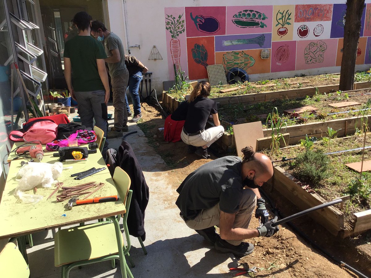 PiE_teacher's tweet photo. Primera fase completada del projecte de #domotica a l'#hortescolar de l'@EscolaSaavedra. El reg amb #electroválvules ja està llest gràcies als alumnes de l'IES 
@HORTOJARDI
Demà l'IES @ComtedeRius instal·larà els #sensors de #llum i #humitat que controlarà un @arduino. https://t.co/HWJTYIS5Ou