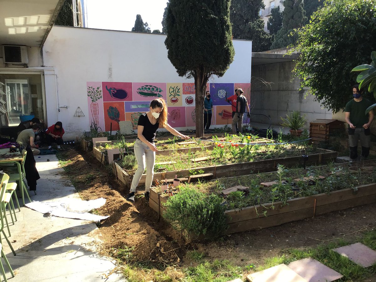 PiE_teacher's tweet photo. Primera fase completada del projecte de #domotica a l'#hortescolar de l'@EscolaSaavedra. El reg amb #electroválvules ja està llest gràcies als alumnes de l'IES 
@HORTOJARDI
Demà l'IES @ComtedeRius instal·larà els #sensors de #llum i #humitat que controlarà un @arduino. https://t.co/HWJTYIS5Ou