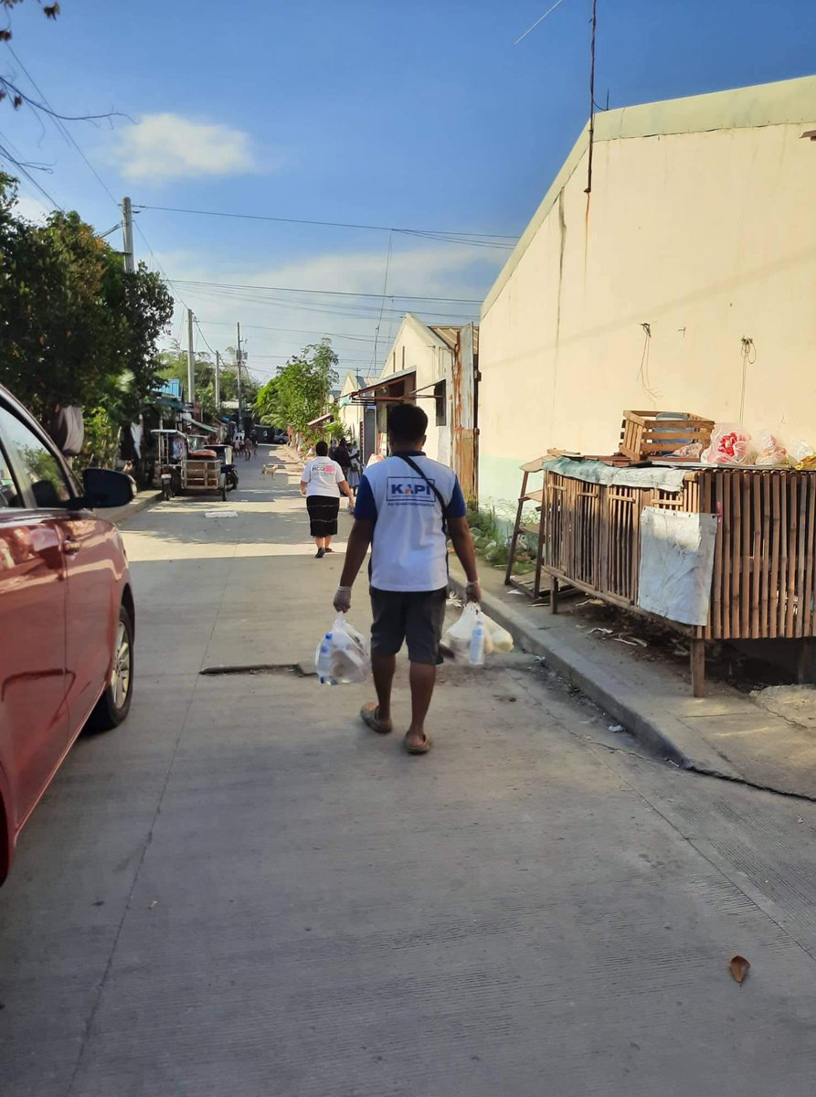 MartRay_13's tweet photo. Salamat po sa Dios sa pagkakataong makabahagi sa ganitong gampanin 😊😊😊. Makapagbigay ka ng pagkain sa mga nangangailangan at walang anuman. 

#MCGIFeedingProgram 
#MCGICares 
#MCGIJoyfulHearts https://t.co/8v32rAUhKL