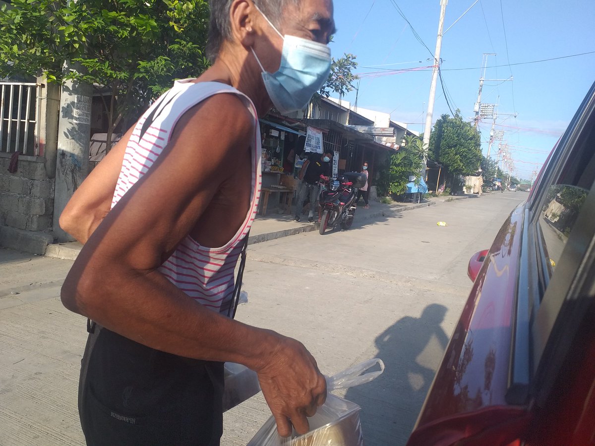 MartRay_13's tweet photo. Salamat po sa Dios sa pagkakataong makabahagi sa ganitong gampanin 😊😊😊. Makapagbigay ka ng pagkain sa mga nangangailangan at walang anuman. 

#MCGIFeedingProgram 
#MCGICares 
#MCGIJoyfulHearts https://t.co/8v32rAUhKL