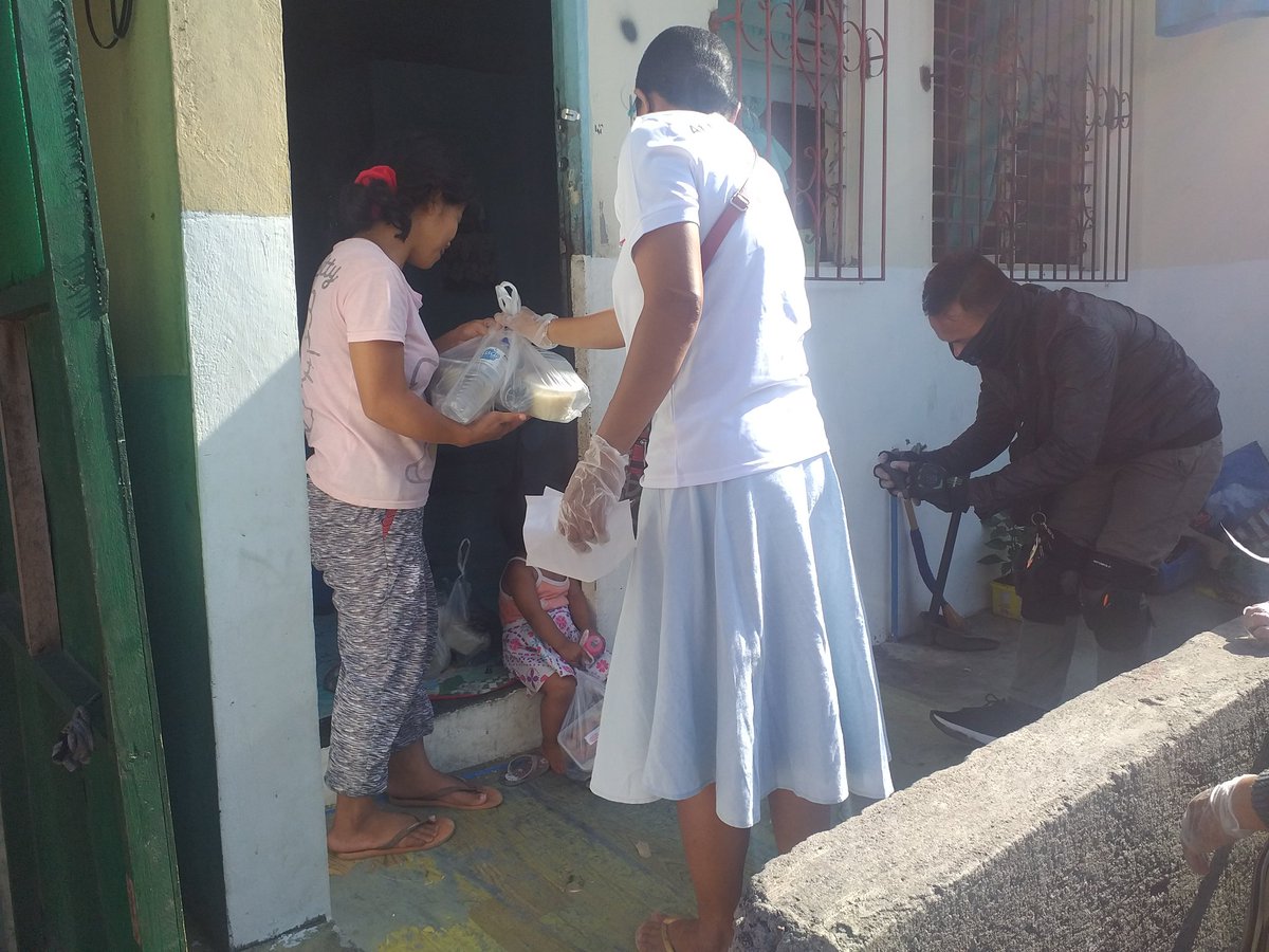 MartRay_13's tweet photo. Salamat po sa Dios sa pagkakataong makabahagi sa ganitong gampanin 😊😊😊. Makapagbigay ka ng pagkain sa mga nangangailangan at walang anuman. 

#MCGIFeedingProgram 
#MCGICares 
#MCGIJoyfulHearts https://t.co/8v32rAUhKL