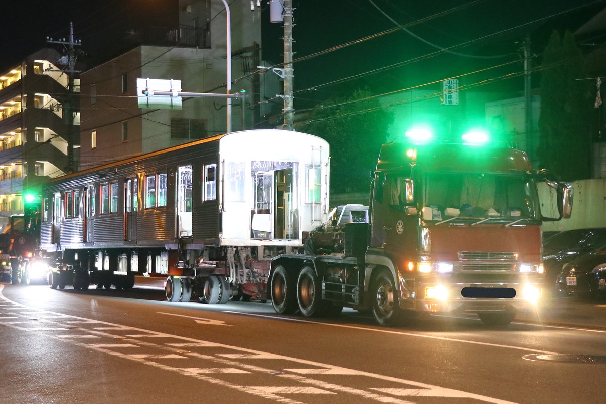 Tokuchan4698606's tweet photo. 2021年3月24日(水)
東急8500系8616F 廃車陸送
第4回目の廃車陸送です。
サハ8916(3号車)・デハ8853(4号車)が搬出されました。
サハ8916(3号車)の搬出により、側面方向幕にFC-LEDを搭載した非軽量車が消滅しました。
#東急8500系
#8616F https://t.co/cGWLJmErhv