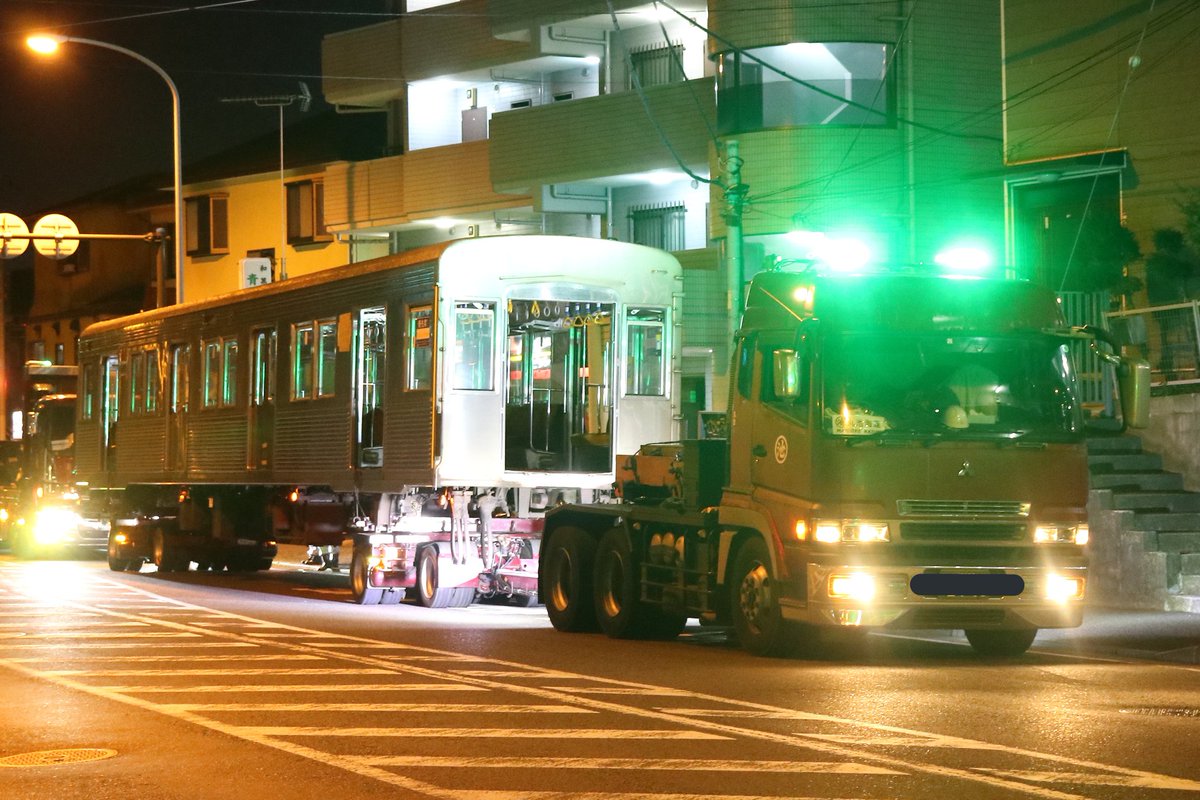 Tokuchan4698606's tweet photo. 2021年3月24日(水)
東急8500系8616F 廃車陸送
第4回目の廃車陸送です。
サハ8916(3号車)・デハ8853(4号車)が搬出されました。
サハ8916(3号車)の搬出により、側面方向幕にFC-LEDを搭載した非軽量車が消滅しました。
#東急8500系
#8616F https://t.co/cGWLJmErhv