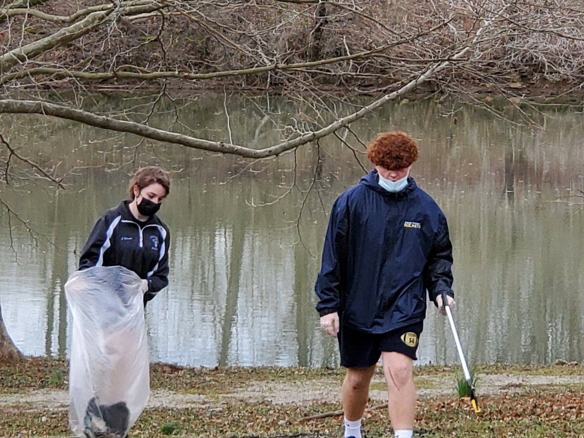 MrsTeaches's tweet photo. So proud to be a member of the Big Picture Academy family!! Tuesday we gave back to our community. We spent a beautiful day at Lake Shelby collecting trash from the recent flooding. @shelbycountysch @SCPS_BigPic @mshipley1313 @pbross81 https://t.co/HNGK4Pr06f
