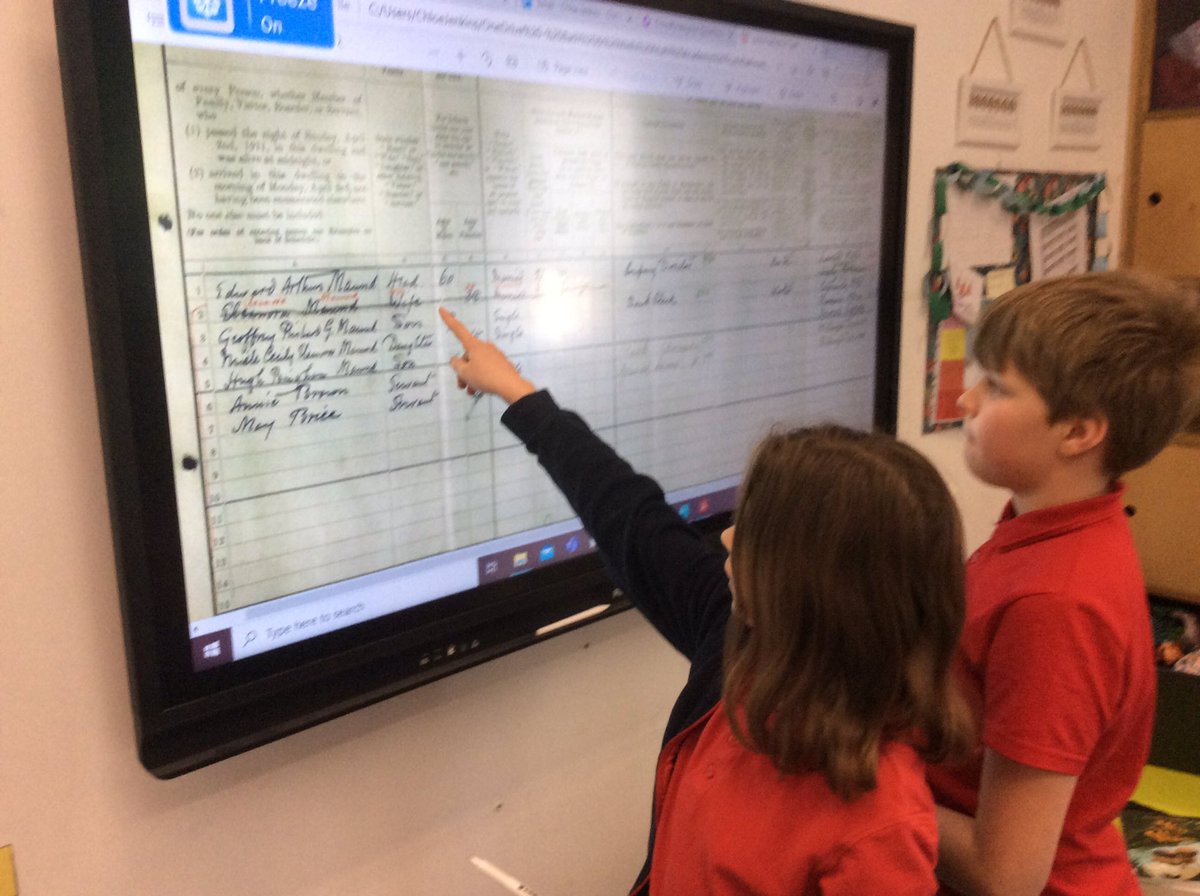 BatheastonPri's tweet image. Oak class are scanning the old census records to learn about the past in guided reading  #letscount #Census2021