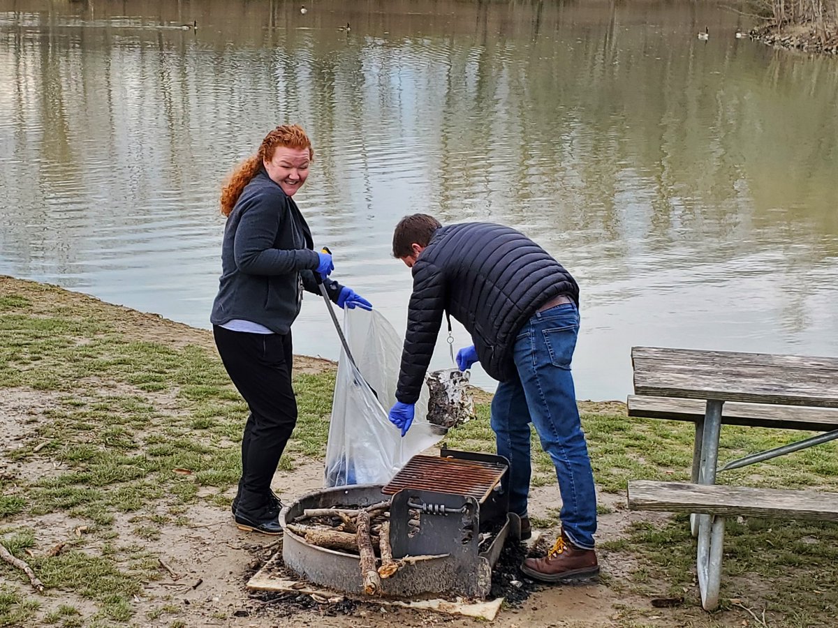 MrsTeaches's tweet photo. So proud to be a member of the Big Picture Academy family!! Tuesday we gave back to our community. We spent a beautiful day at Lake Shelby collecting trash from the recent flooding. @shelbycountysch @SCPS_BigPic @mshipley1313 @pbross81 https://t.co/HNGK4Pr06f