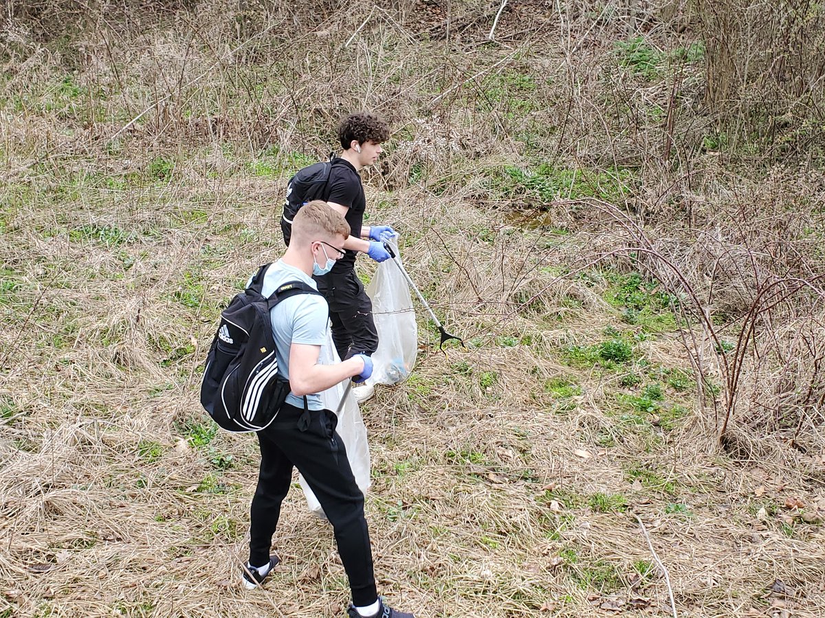 MrsTeaches's tweet photo. So proud to be a member of the Big Picture Academy family!! Tuesday we gave back to our community. We spent a beautiful day at Lake Shelby collecting trash from the recent flooding. @shelbycountysch @SCPS_BigPic @mshipley1313 @pbross81 https://t.co/HNGK4Pr06f