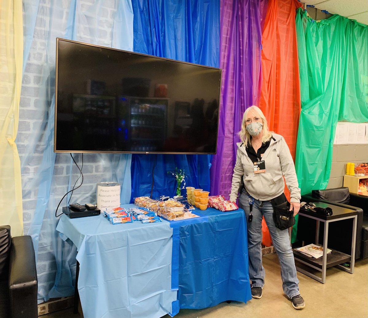 JessicaMurchis3's tweet photo. Spring has sprung at 2589!!! Happy first day of Success Sharing!! Lots of food and fun!! #SuccessSharing @MattShifflett1 @jkr99x @tim_hickey1 @MattBowmanTHD @BrianConwayTHD https://t.co/hfeUnjGIUd