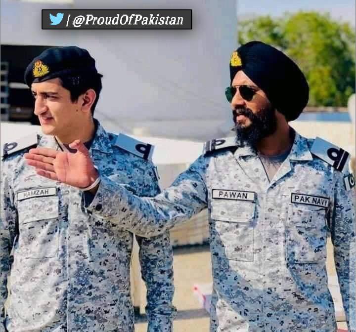 ProudOfPakistan's tweet photo. لیفٹیننٹ پاون سنگھ ۔۔ ❤
سکھ آفیسر 21 جے ایس پریڈ میں ۔۔
پاکستان نیوی کی نمائندگی کرتے ہوئے ۔۔
ہم سب کا پاکستان  🇵🇰
#Pakistan #PakistanDayParade 
@dgprPaknavy https://t.co/dTNpDoozO2